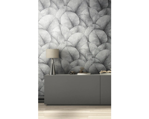 Pièce décorative avec papier peint à motifs, armoire et lampe