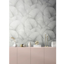 Salon décoratif avec papier peint à motif de feuilles au-dessus d''une armoire