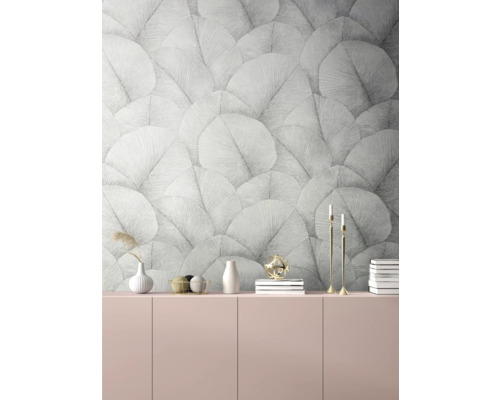 Salon décoratif avec papier peint à motif de feuilles au-dessus d''une armoire