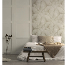 Chambre avec papier peint à motif de feuilles, lit et banc en bois