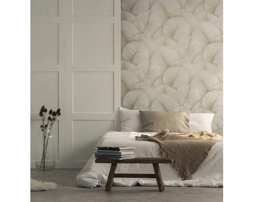 Chambre avec papier peint à motif de feuilles, lit et banc en bois