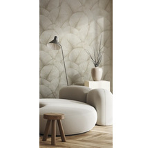 Salon avec papier peint à motifs, canapé, lampe et décoration pour un intérieur élégant