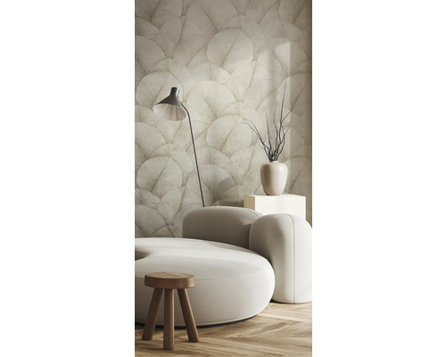 Salon avec papier peint à motifs, canapé, lampe et décoration pour un intérieur élégant