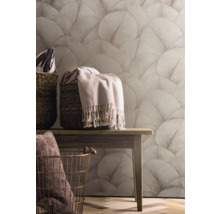 Pièce décorative avec papier peint à motifs, banc et paniers