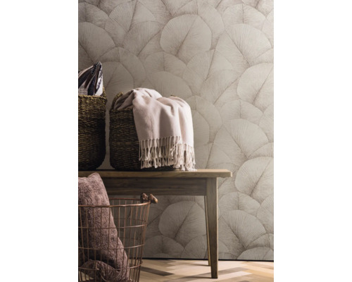 Pièce décorative avec papier peint à motifs, banc et paniers