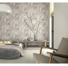 Chambre lumineuse avec papier peint à motifs, lit, banc en bois et fauteuil