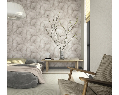 Chambre lumineuse avec papier peint à motifs, lit, banc en bois et fauteuil