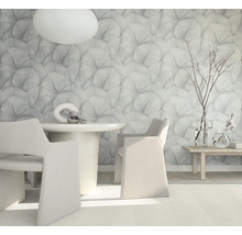 Salle à manger avec table, chaises et papier peint à motifs