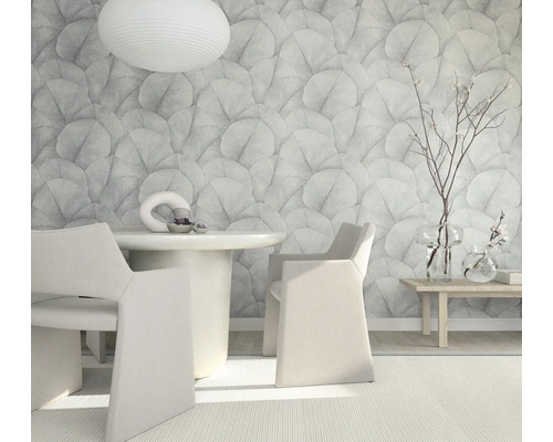 Salle à manger avec table, chaises et papier peint à motifs