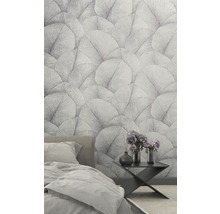 Chambre à coucher avec papier peint à motifs floraux, lit et table d''appoint