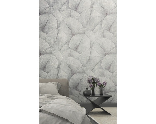 Chambre à coucher avec papier peint à motifs floraux, lit et table d''appoint