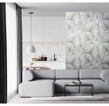 Salon avec canapé gris, table basse et papier peint à motifs