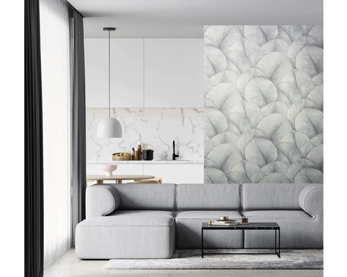 Salon avec canapé gris, table basse et papier peint à motifs