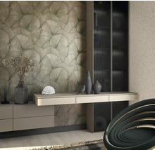 Intérieur décoratif avec une armoire, un bureau et un papier peint à motifs.