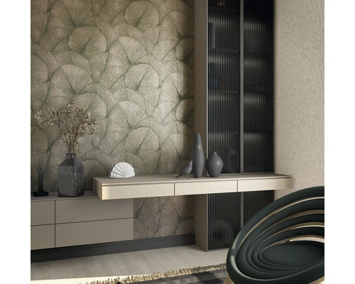 Intérieur décoratif avec une armoire, un bureau et un papier peint à motifs.