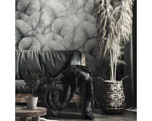 Salon avec papier peint à motifs, canapé et herbe décorative dans un panier