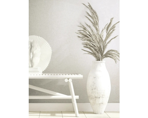 Scène décorative avec banc, vase et graminées ornementales