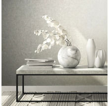 Scène décorative avec table basse, livres et vases