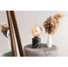 Scène décorative avec lampe de table, vase et miroir