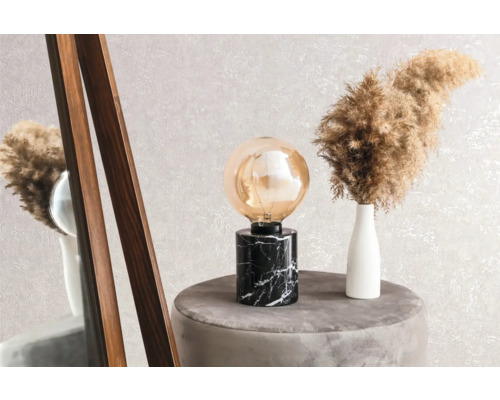 Scène décorative avec lampe de table, vase et miroir