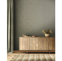 Salon avec commode en bois, décoration et tapis