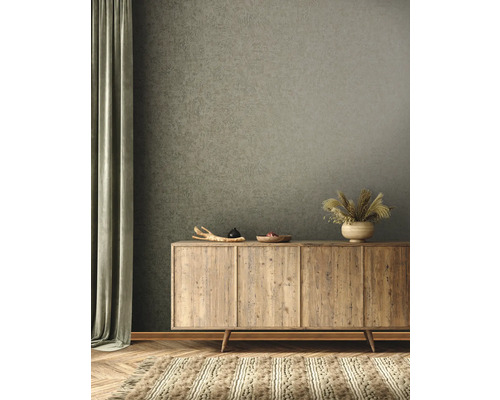 Salon avec commode en bois, décoration et tapis