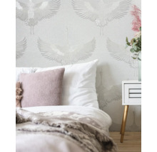 Chambre avec papier peint à motif de grue, lit et table de chevet