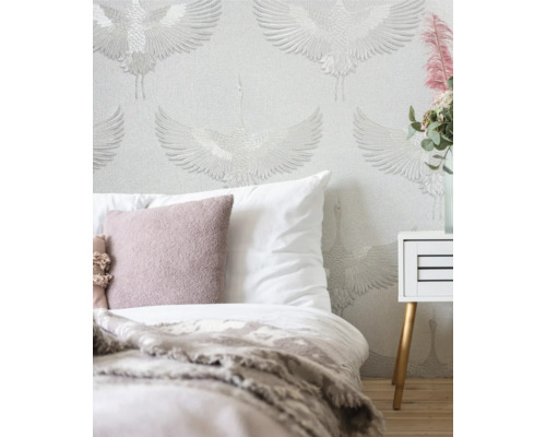 Chambre avec papier peint à motif de grue, lit et table de chevet