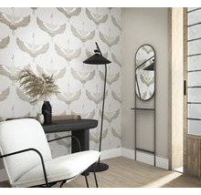 Intérieur avec papier peint à motifs d''oiseaux, lampadaire, miroir et fauteuil