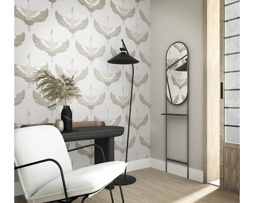 Intérieur avec papier peint à motifs d''oiseaux, lampadaire, miroir et fauteuil