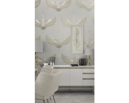 Salon avec papier peint à motif de grue, buffet et chaises