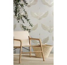 Photo d''intérieur avec chaise, panier et papier peint à motif de grue