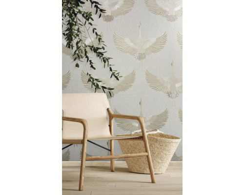 Photo d''intérieur avec chaise, panier et papier peint à motif de grue