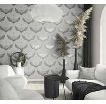 Salon lumineux avec papier peint à motifs de grue, canapé, table et décorations