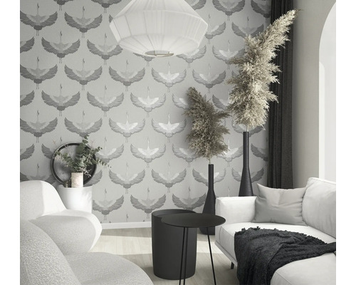 Salon lumineux avec papier peint à motifs de grue, canapé, table et décorations