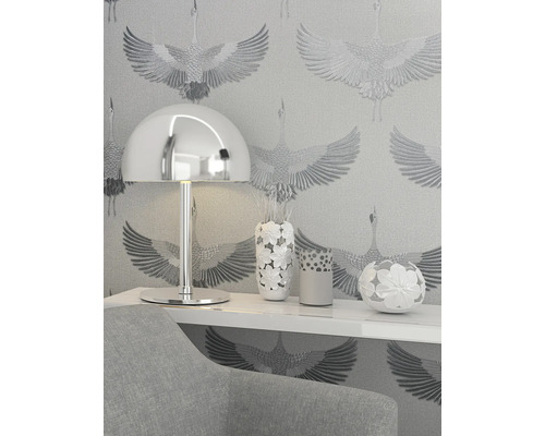 Gros plan d''une pièce avec une lampe, des vases et du papier peint à motifs.