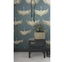 Wand mit Tapete mit Kranichmuster, Dekoration und Hocker