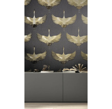 Raumansicht mit Tapete mit Kranichmuster und Sideboard