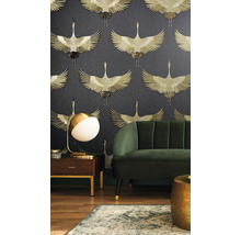 Dekoratives Wohnzimmer mit Tapete mit Kranichmuster, Sofa und Beistelltisch.