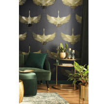 Wohnzimmer mit Tapete mit Kranichmuster in Gold, Sofa, Beistelltisch und Zimmerpflanzen.