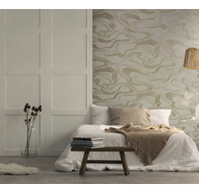 Chambre à coucher avec lit, tabouret, lampe et papier peint à motifs