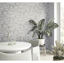 Pièce lumineuse avec table à manger, chaises, plantes d''intérieur et papier peint à motifs