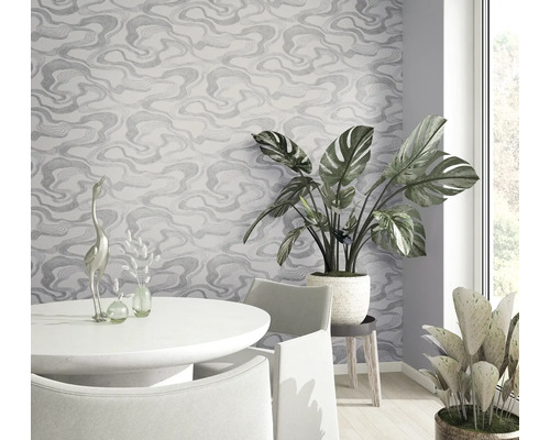 Pièce lumineuse avec table à manger, chaises, plantes d''intérieur et papier peint à motifs