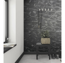 Couloir avec papier peint à motifs, tabouret et décoration