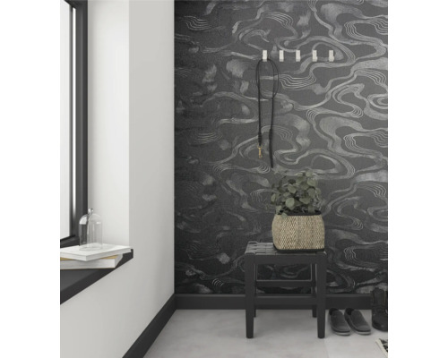 Couloir avec papier peint à motifs, tabouret et décoration