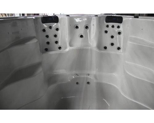 Vue intérieure d''un bain à remous avec jets