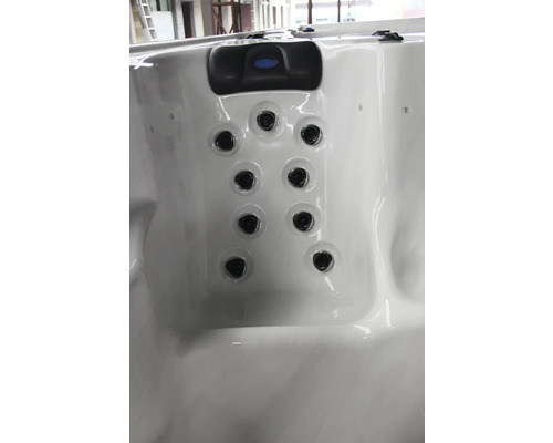 Vue détaillée d''un bain à remous avec jets