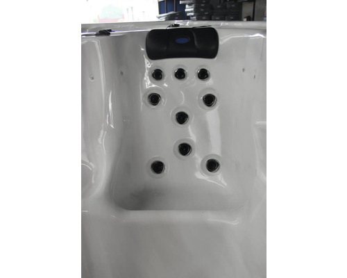 Gros plan d''une baignoire d''hydromassage avec jets