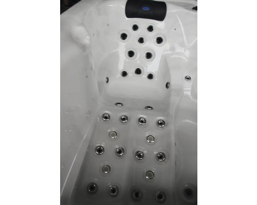 Vue intérieure d''un bain à remous avec jets