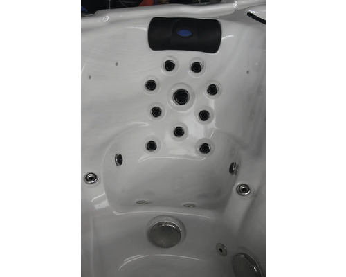 Vue détaillée d''un jacuzzi avec jets et appuie-tête.